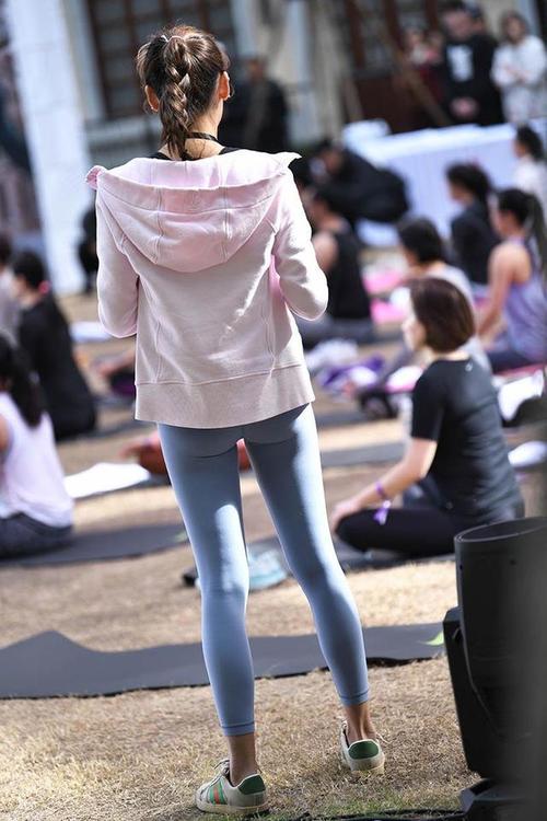 图片[2]-在广场看热闹的瑜伽裤女人-好看哟