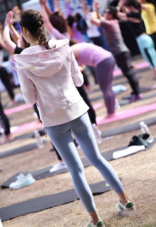 图片[1]-在广场看热闹的瑜伽裤女人-好看哟