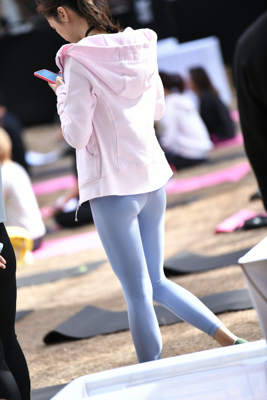 图片[3]-在广场看热闹的瑜伽裤女人-好看哟