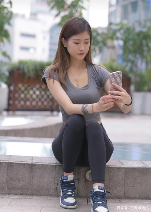 有小虎牙非常甜美的瑜伽裤女孩-好看哟