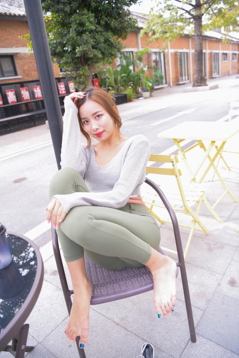 图片[3]-非常可爱的瑜伽裤女孩坐在凳子上 J1520 998P1V-26.5GB-好看哟