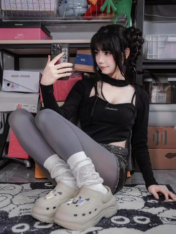 图片[8]-牛仔热裤+灰丝姑娘玩自拍-好看哟