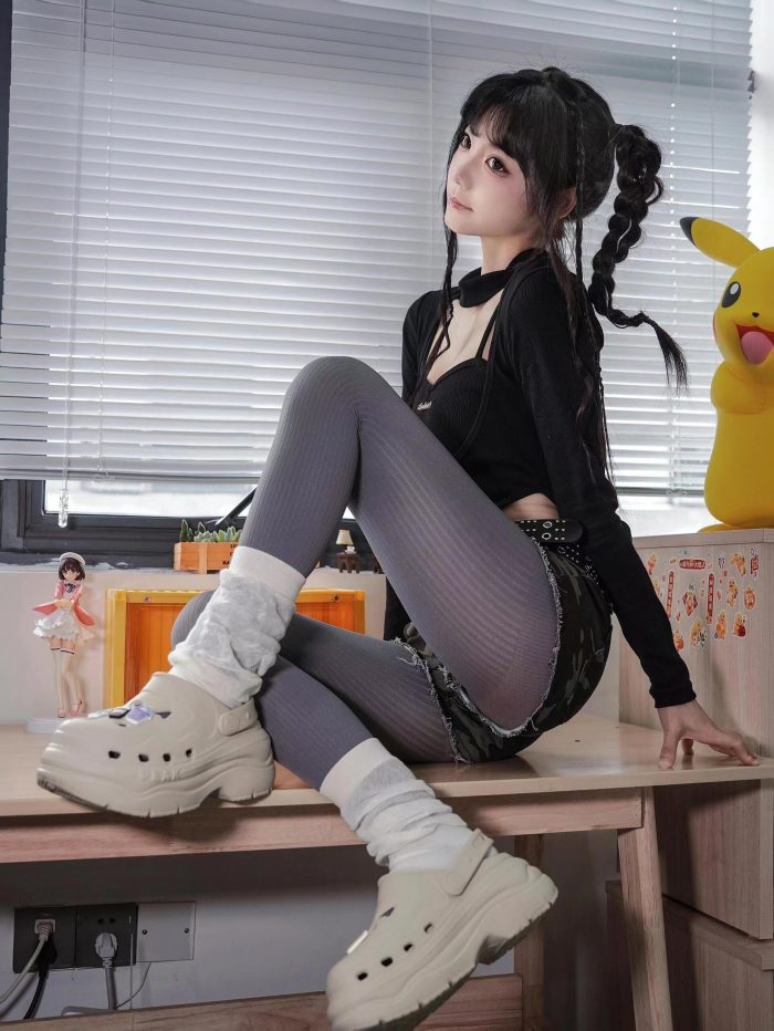 牛仔热裤+灰丝姑娘玩自拍-猫爪图