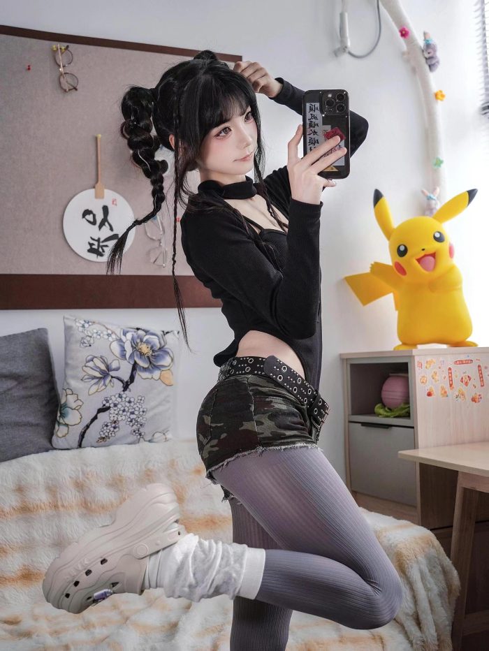 牛仔热裤+灰丝姑娘玩自拍-猫爪图