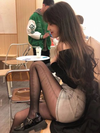 牛仔短裤+黑丝，太好看了吧-好看哟