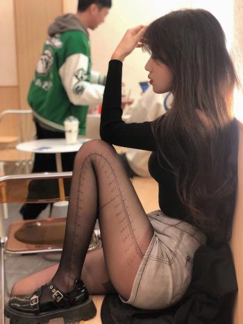 牛仔短裤+黑丝，太好看了吧-好看哟