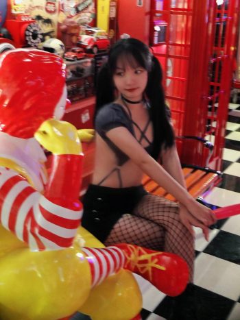 网格丝袜的清纯双马尾小姑娘-好看哟