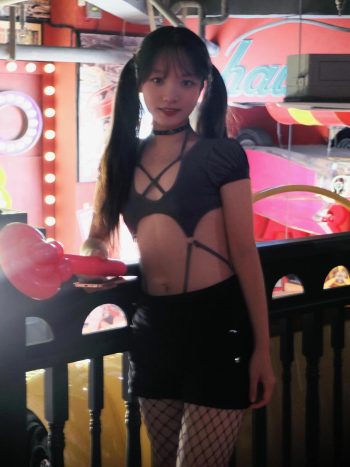 网格丝袜的清纯双马尾小姑娘-好看哟