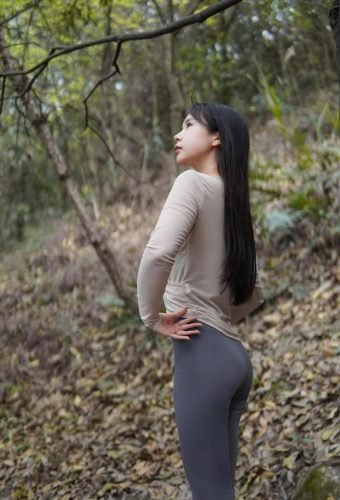 图片[5]-穿瑜伽裤爬山的长发少女-好看哟