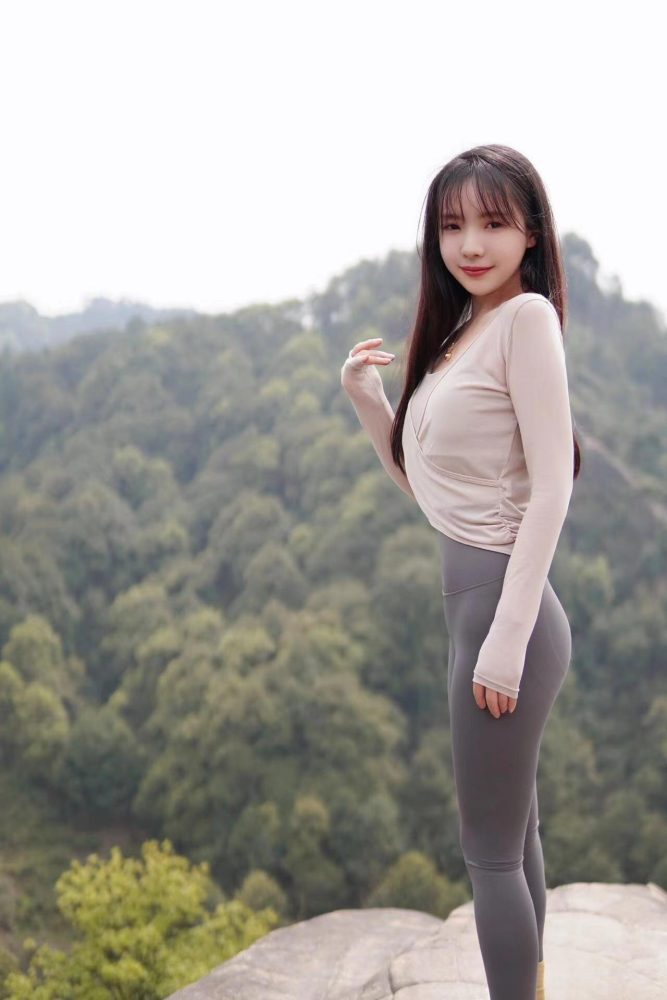 穿瑜伽裤爬山的长发少女-猫爪图