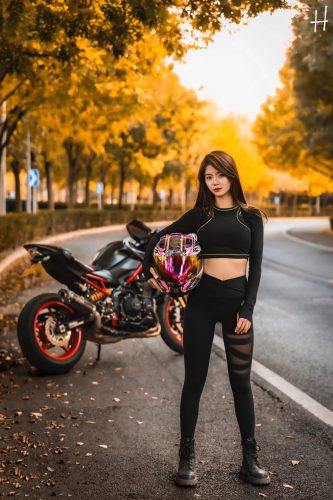 图片[1]-骑摩托车的瑜伽裤美女身材太好了！-好看哟